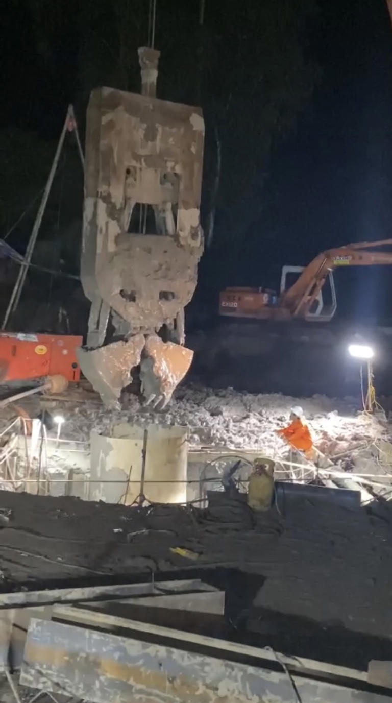 Vụ bé rơi xuống ống sâu 35m: Đội cứu hộ gặp nhiều khó khăn nhưng đang rất khẩn trương