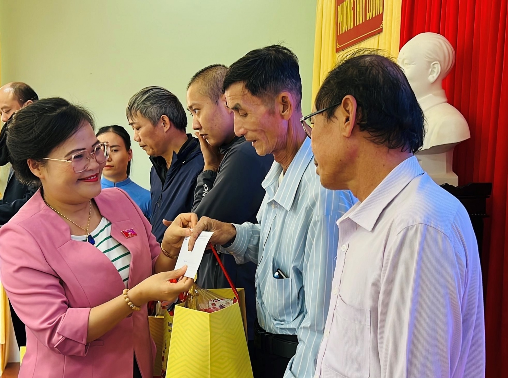 Trưởng ban Đối ngoại Trung ương Lê Hoài Trung thăm, tặng quà Tết cho công nhân lao động Trưởng ban Đối ngoại Trung ương Lê Hoài Trung thăm, tặng quà Tết cho công nhân lao động