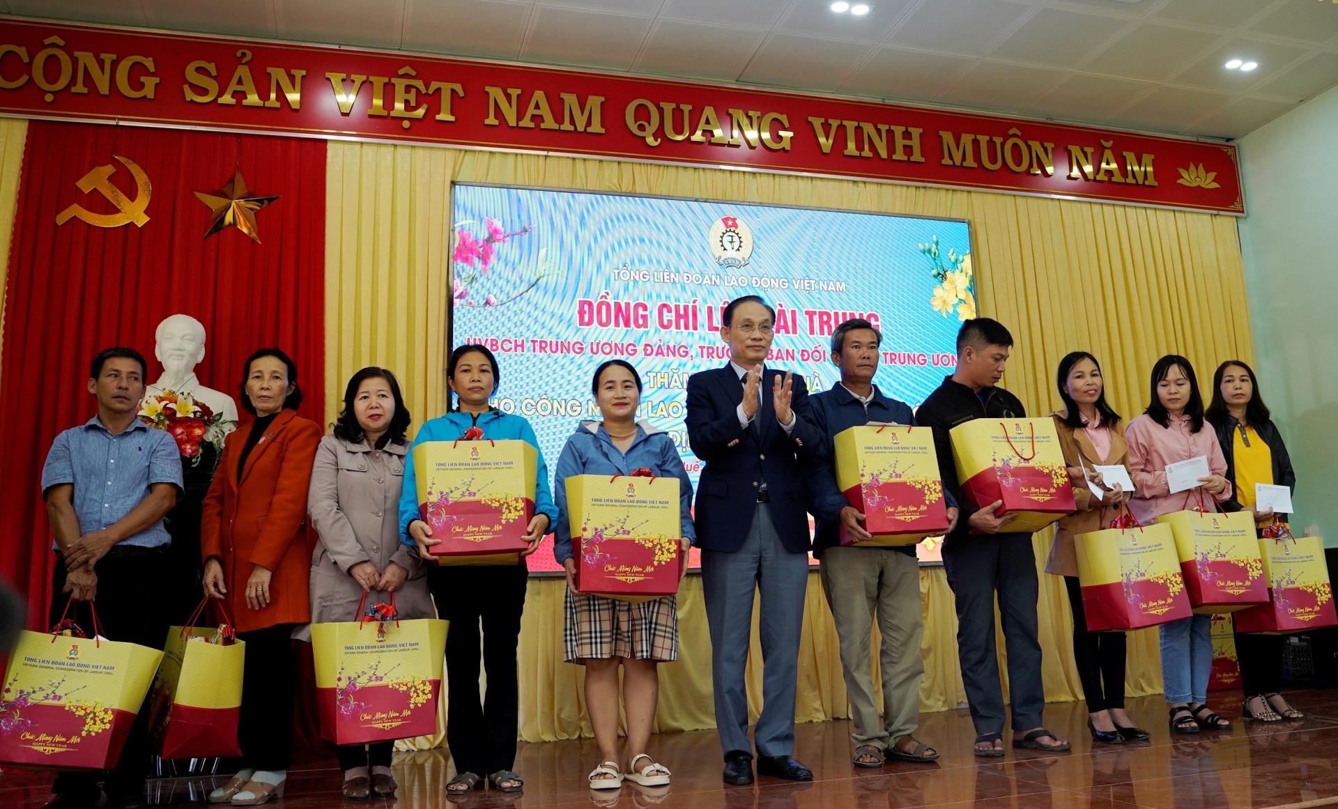 Trưởng ban Đối ngoại Trung ương Lê Hoài Trung thăm, tặng quà Tết cho công nhân lao động Trưởng ban Đối ngoại Trung ương Lê Hoài Trung thăm, tặng quà Tết cho công nhân lao động