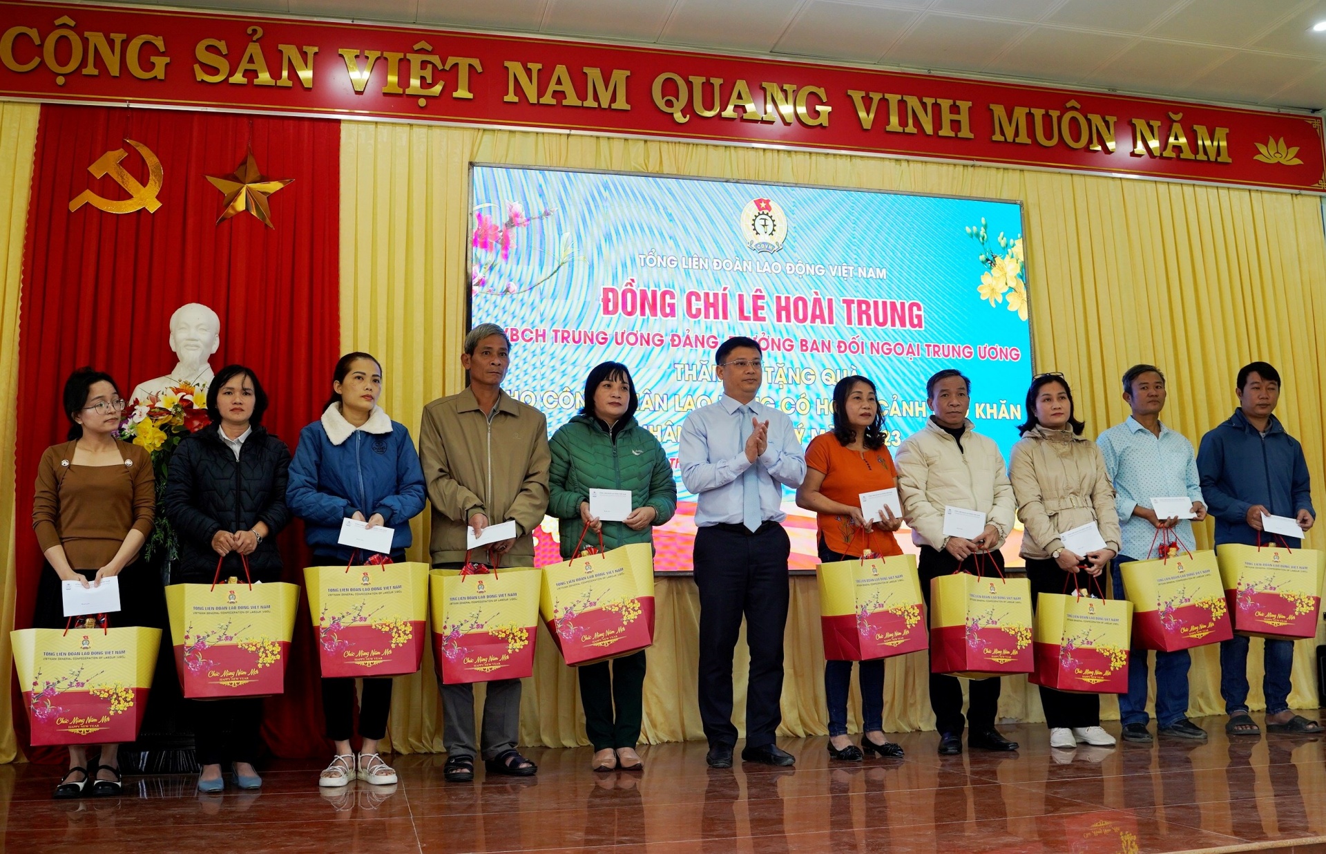 Trưởng ban Đối ngoại Trung ương Lê Hoài Trung thăm, tặng quà Tết cho công nhân lao động Trưởng ban Đối ngoại Trung ương Lê Hoài Trung thăm, tặng quà Tết cho công nhân lao động