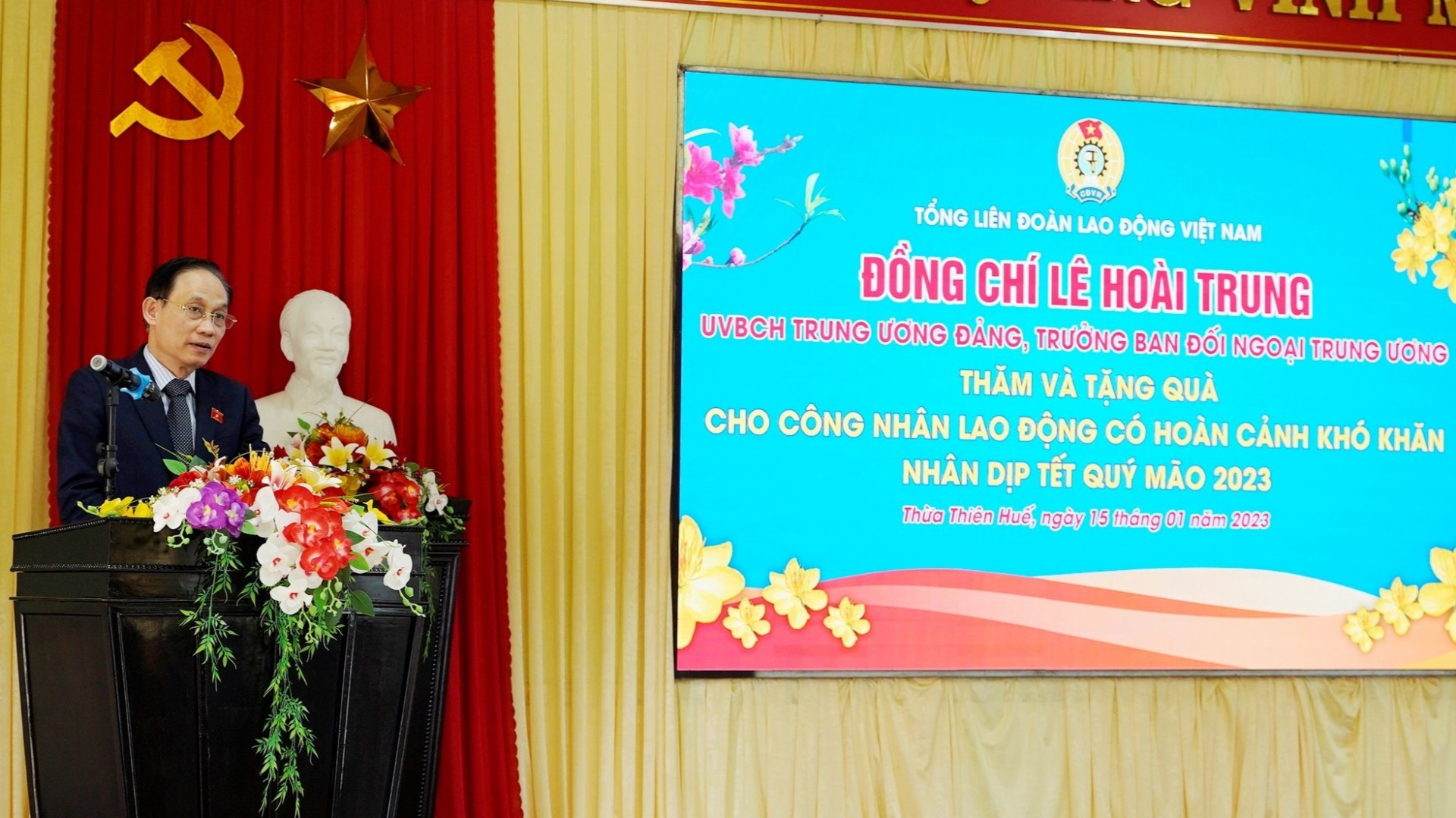 Trưởng ban Đối ngoại Trung ương Lê Hoài Trung thăm, tặng quà Tết cho công nhân lao động Trưởng ban Đối ngoại Trung ương Lê Hoài Trung thăm, tặng quà Tết cho công nhân lao động