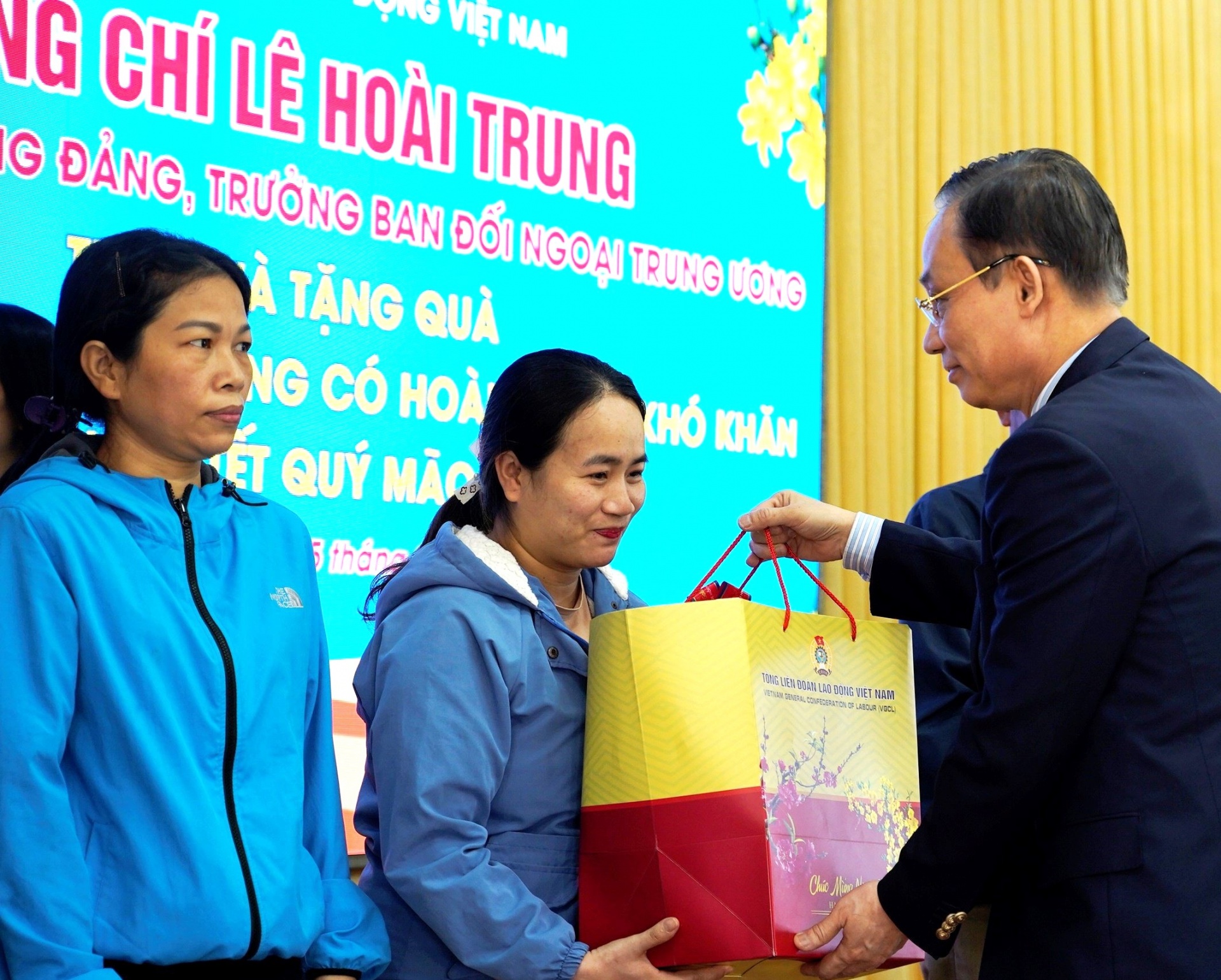 Trưởng ban Đối ngoại Trung ương Lê Hoài Trung thăm, tặng quà Tết cho công nhân lao động Trưởng ban Đối ngoại Trung ương Lê Hoài Trung thăm, tặng quà Tết cho công nhân lao động