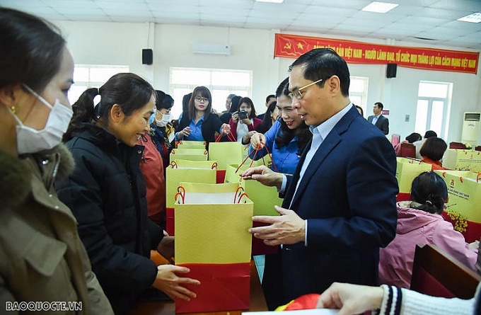 Bộ trưởng Bùi Thanh Sơn thăm, tặng quà Tết người lao động, gia đình chính sách Bộ trưởng Bùi Thanh Sơn thăm, tặng quà Tết người lao động, gia đình chính sách