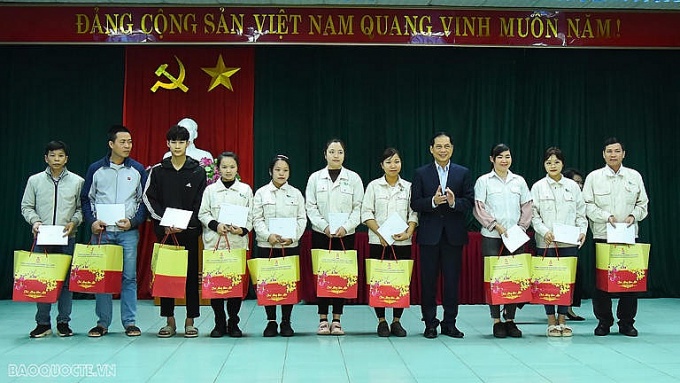 Bộ trưởng Bùi Thanh Sơn thăm, tặng quà Tết người lao động, gia đình chính sách Bộ trưởng Bùi Thanh Sơn thăm, tặng quà Tết người lao động, gia đình chính sách