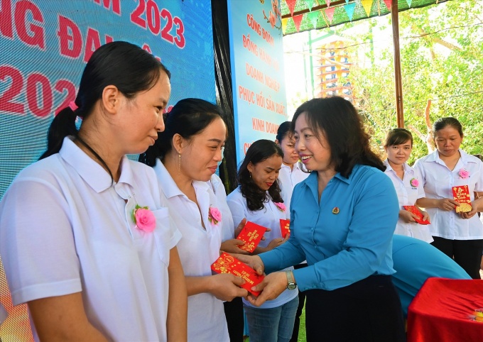 Phó chủ tịch Tổng LĐLĐ Việt Nam Thái Thu Xương trao quà Tết cho công nhân Bến Tre Phó chủ tịch Tổng LĐLĐ Việt Nam Thái Thu Xương trao quà Tết cho công nhân Bến Tre
