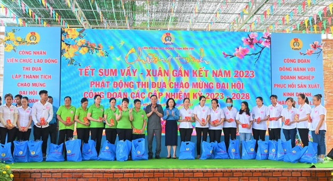 Phó chủ tịch Tổng LĐLĐ Việt Nam Thái Thu Xương trao quà Tết cho công nhân Bến Tre Phó chủ tịch Tổng LĐLĐ Việt Nam Thái Thu Xương trao quà Tết cho công nhân Bến Tre
