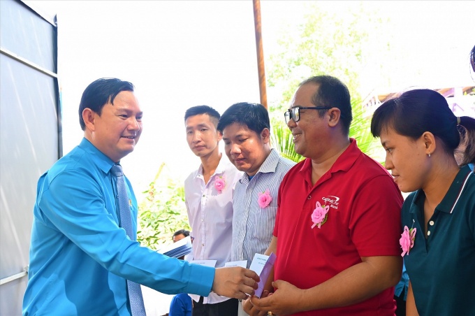 Phó chủ tịch Tổng LĐLĐ Việt Nam Thái Thu Xương trao quà Tết cho công nhân Bến Tre Phó chủ tịch Tổng LĐLĐ Việt Nam Thái Thu Xương trao quà Tết cho công nhân Bến Tre