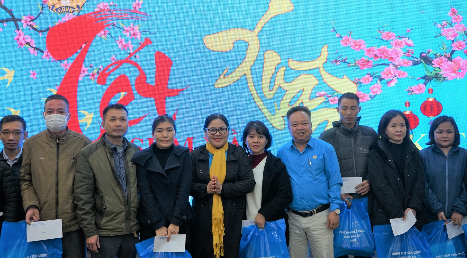 Công đoàn Viên chức tỉnh Nghệ An: Trao 67 suất quà cho đoàn viên Công đoàn Viên chức tỉnh Nghệ An: Trao 67 suất quà cho đoàn viên