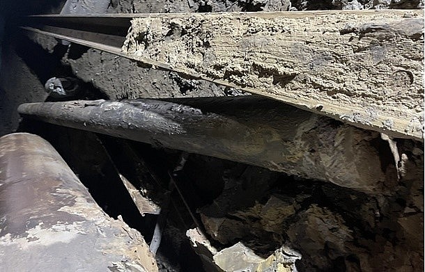 Vụ bé 10 tuổi rơi ống sâu 35m: đã đưa được 1/3 trụ bê tông lên khỏi hố móng Vụ bé 10 tuổi rơi ống sâu 35m: đã đưa được 1/3 trụ bê tông lên khỏi hố móng