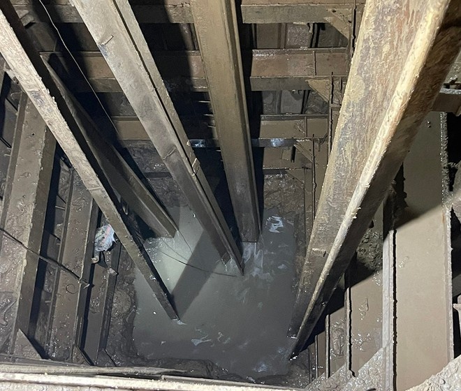 Vụ bé 10 tuổi rơi ống sâu 35m: đã đưa được 1/3 trụ bê tông lên khỏi hố móng Vụ bé 10 tuổi rơi ống sâu 35m: đã đưa được 1/3 trụ bê tông lên khỏi hố móng