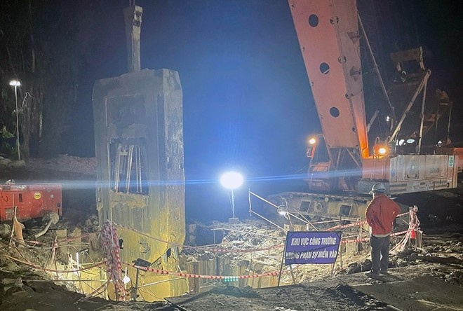 Vụ bé 10 tuổi rơi ống sâu 35m: đã đưa được 1/3 trụ bê tông lên khỏi hố móng Vụ bé 10 tuổi rơi ống sâu 35m: đã đưa được 1/3 trụ bê tông lên khỏi hố móng