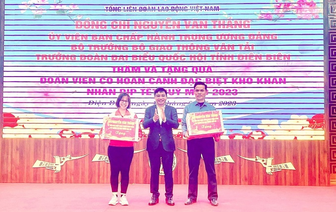 Bộ trưởng Nguyễn Văn Thắng chúc Tết người lao động tại Điện Biên Bộ trưởng Nguyễn Văn Thắng chúc Tết người lao động tại Điện Biên