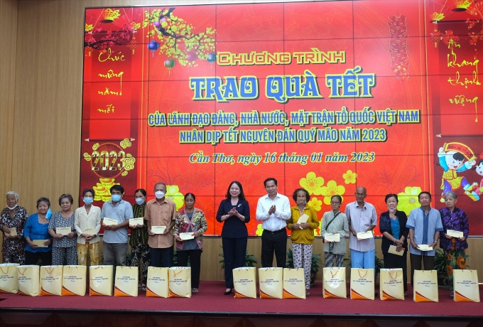 Phó chủ tịch nước Võ Thị Ánh Xuân thăm, tặng quà tết công nhân tại Cần Thơ Phó chủ tịch nước Võ Thị Ánh Xuân thăm, tặng quà tết công nhân tại Cần Thơ