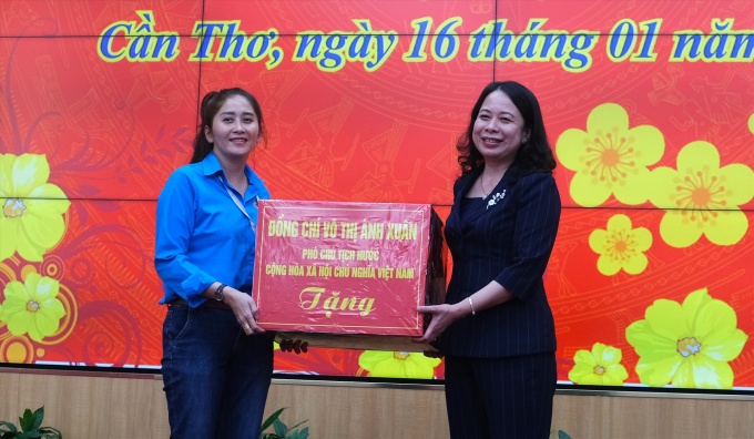 Phó chủ tịch nước Võ Thị Ánh Xuân thăm, tặng quà tết công nhân tại Cần Thơ Phó chủ tịch nước Võ Thị Ánh Xuân thăm, tặng quà tết công nhân tại Cần Thơ