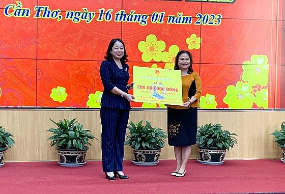 Phó chủ tịch nước Võ Thị Ánh Xuân thăm, tặng quà tết công nhân tại Cần Thơ Phó chủ tịch nước Võ Thị Ánh Xuân thăm, tặng quà tết công nhân tại Cần Thơ