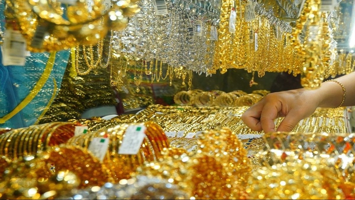 Giá vàng rời đỉnh hơn 8 tháng, neo ngưỡng quan trọng