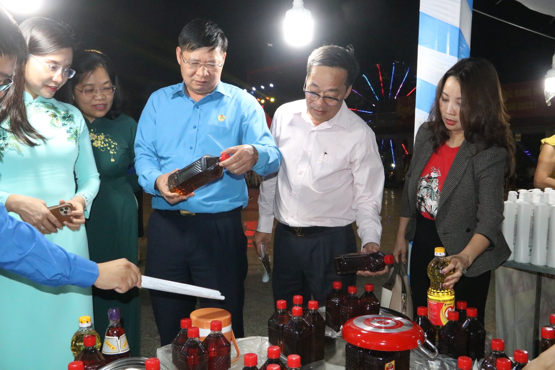 8000 phần quà “Cùng nhau làm nên Tết” đã đến tay người lao động 8000 phần quà “Cùng nhau làm nên Tết” đã đến tay người lao động