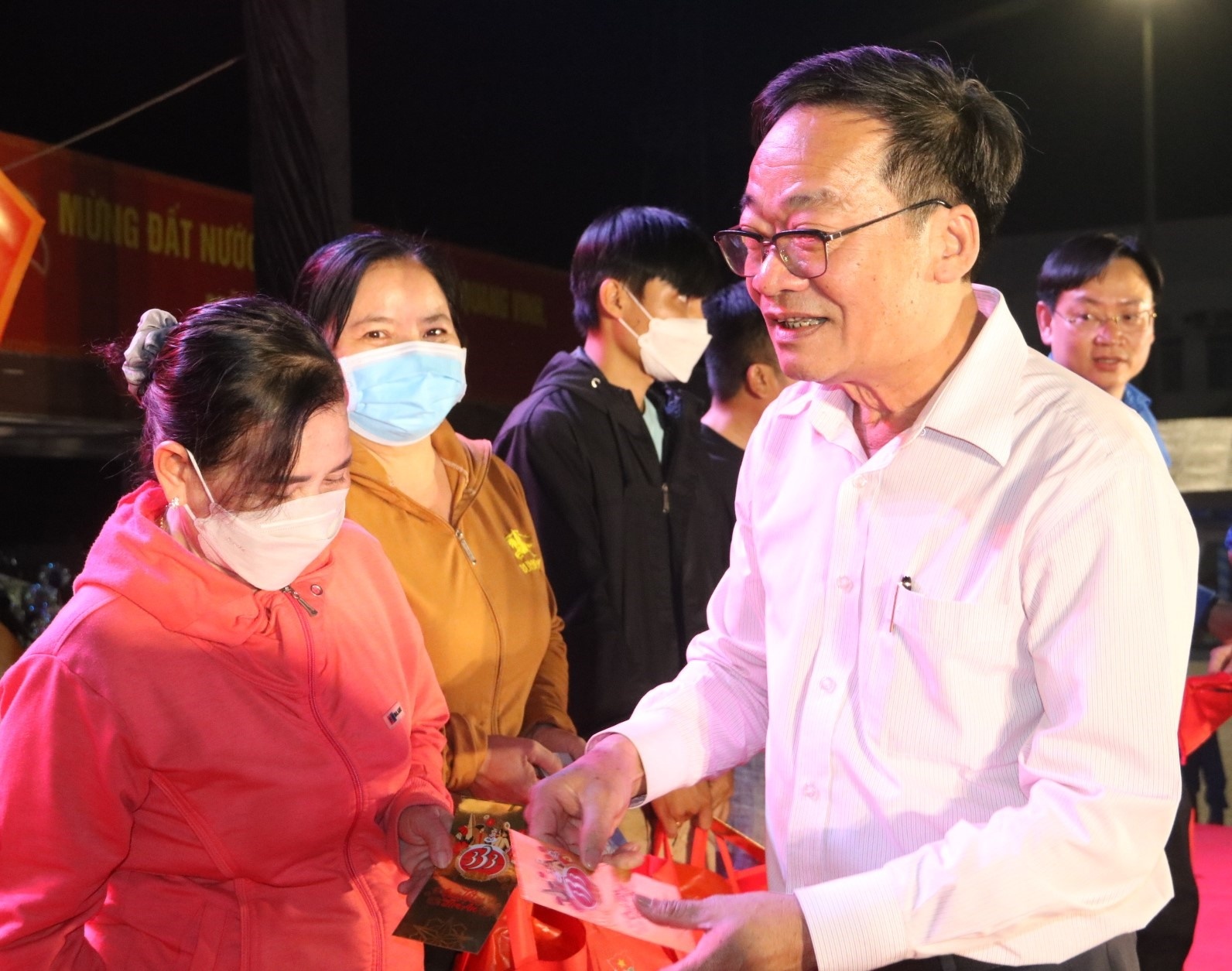 8000 phần quà “Cùng nhau làm nên Tết” đã đến tay người lao động 8000 phần quà “Cùng nhau làm nên Tết” đã đến tay người lao động