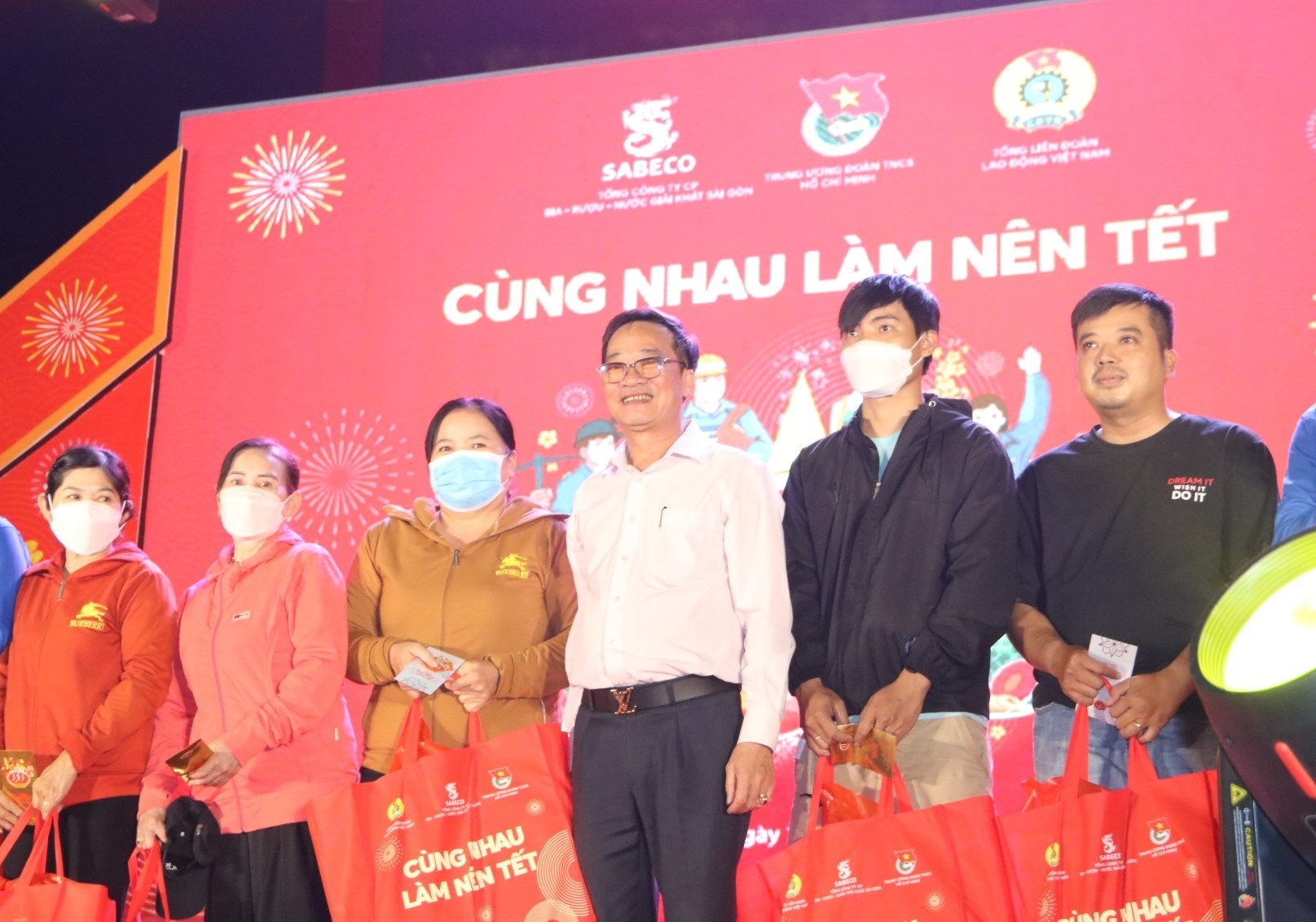 8000 phần quà “Cùng nhau làm nên Tết” đã đến tay người lao động 8000 phần quà “Cùng nhau làm nên Tết” đã đến tay người lao động