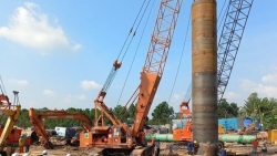 Vụ bé rơi xuống ống sâu 35m: Sẵn sàng đưa trụ bê tông lên mặt đất