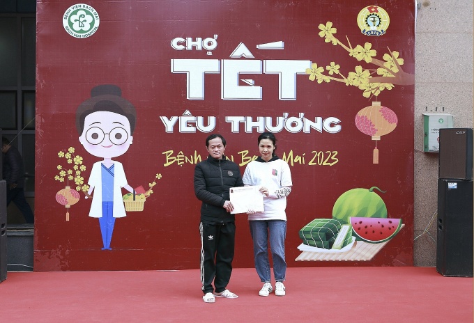 Thưởng Tết thuộc nhóm thấp, nhân viên Bệnh viện Bạch Mai vẫn san sẻ với người bệnh