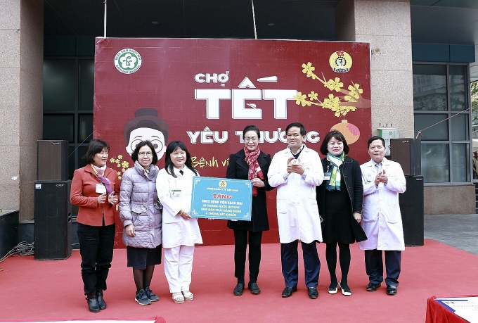 Thưởng Tết thuộc nhóm thấp, nhân viên Bệnh viện Bạch Mai vẫn san sẻ với người bệnh