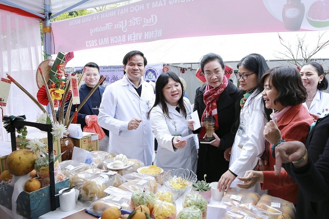 Thưởng Tết thuộc nhóm thấp, nhân viên Bệnh viện Bạch Mai vẫn san sẻ với người bệnh