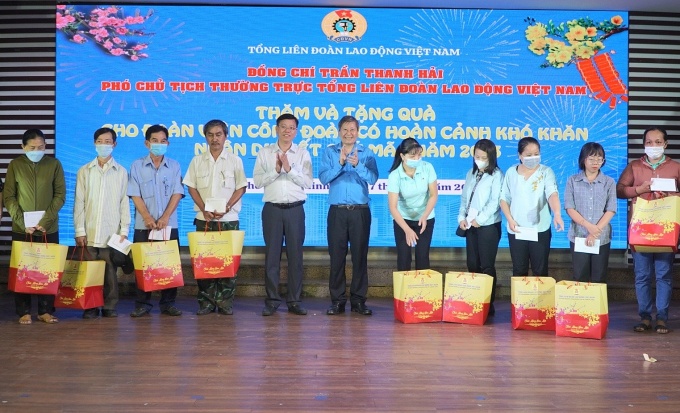 Tổng LĐLĐ Việt Nam đã có nhiều giải pháp hỗ trợ người lao động mất việc Tổng LĐLĐ Việt Nam đã có nhiều giải pháp hỗ trợ người lao động mất việc