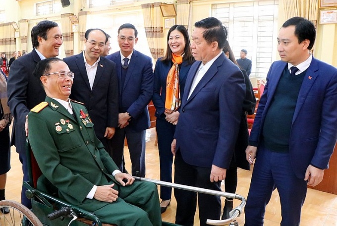 Trưởng Ban Tuyên giáo Trung ương trao quà Tết đến tay người lao động Phú Thọ Trưởng Ban Tuyên giáo Trung ương trao quà Tết đến tay người lao động Phú Thọ