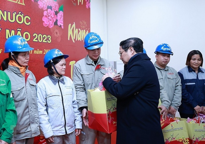 Thủ tướng Chính phủ động viên gia đình chính sách và công nhân tỉnh Cao Bằng