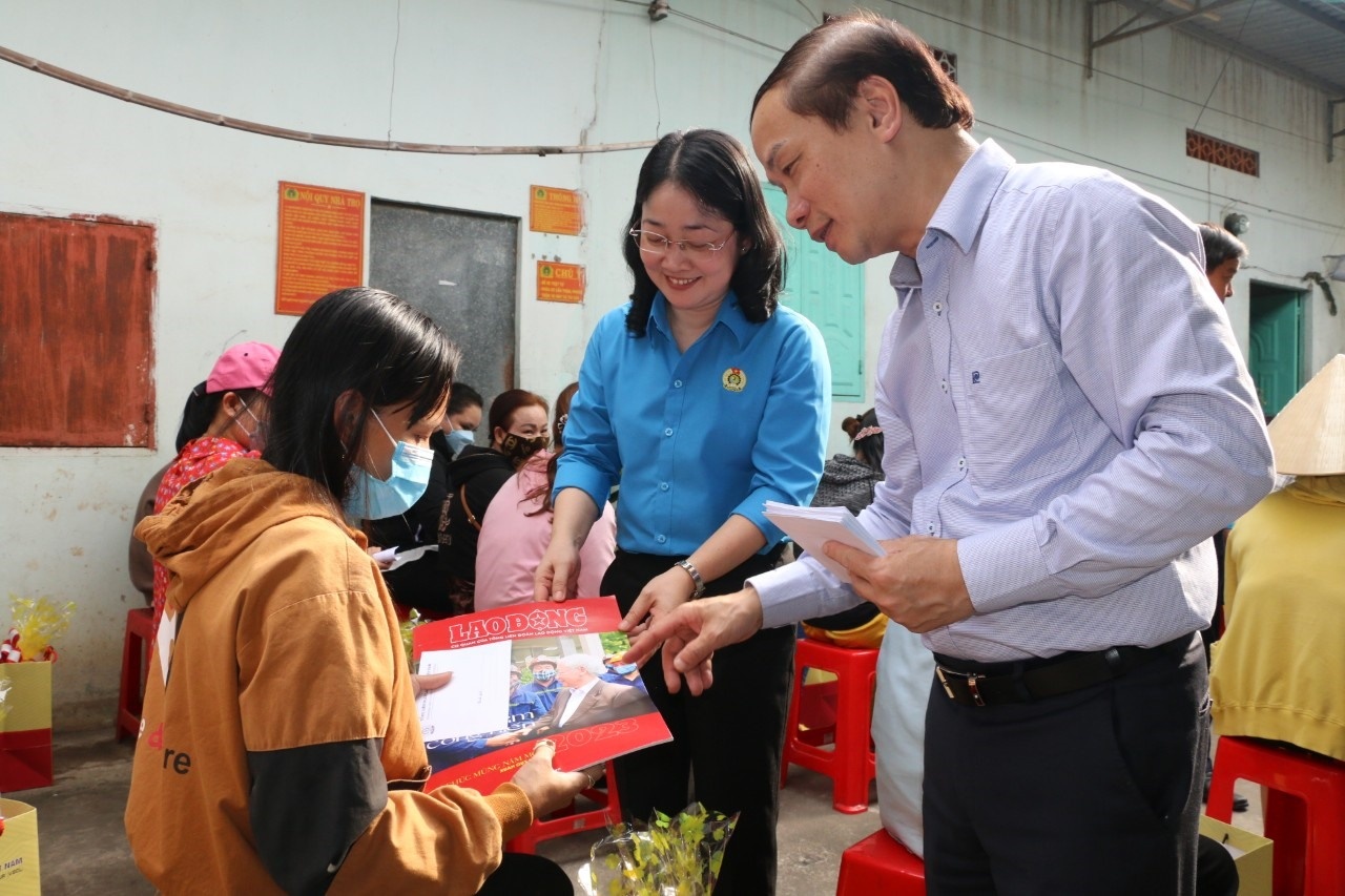 Công đoàn Bình Dương đến tận phòng trọ tặng quà Tết Nguyên đán cho công nhân lao động Công đoàn Bình Dương đến tận phòng trọ tặng quà Tết Nguyên đán cho công nhân lao động