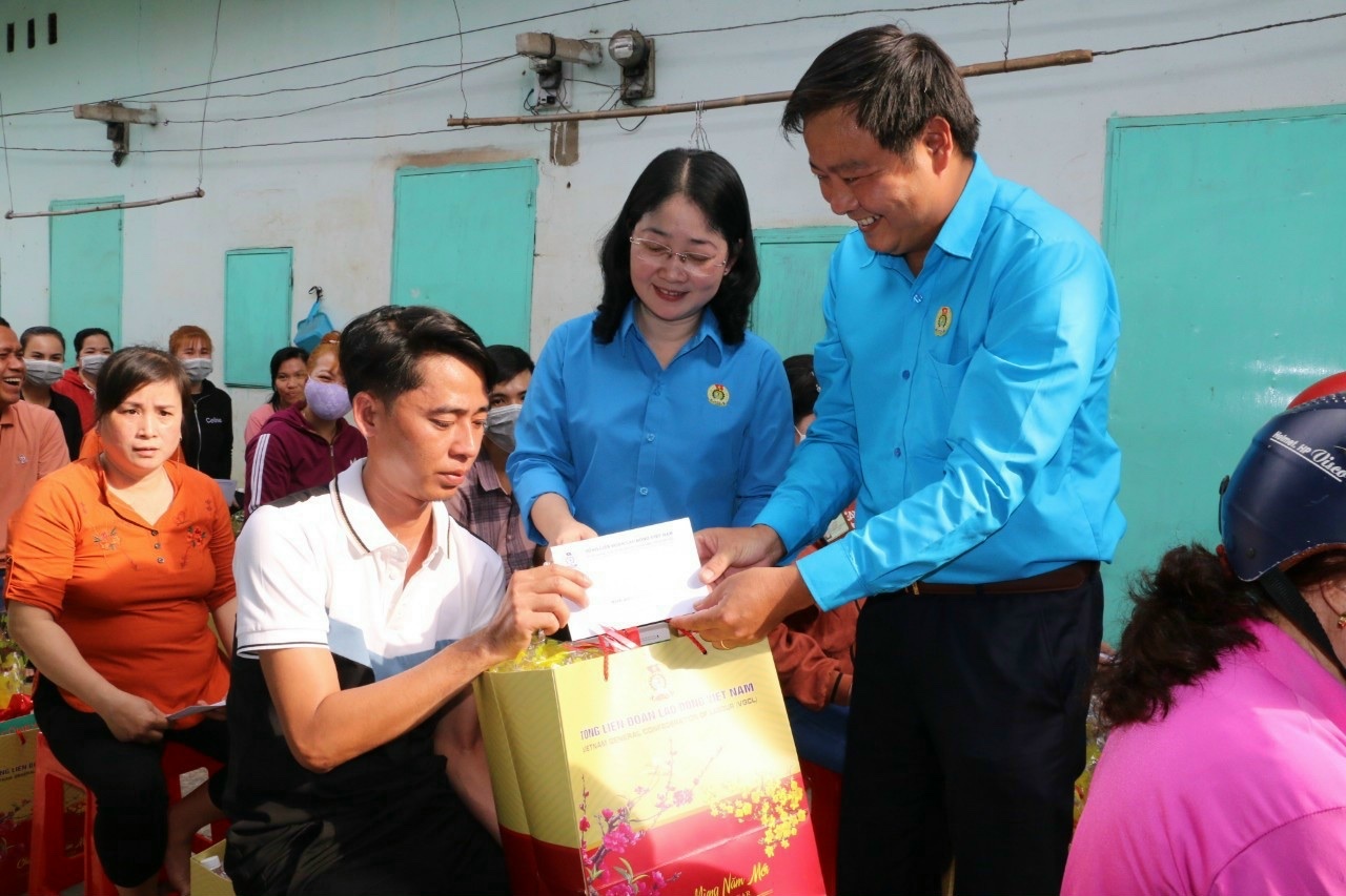 Công đoàn Bình Dương đến tận phòng trọ tặng quà Tết Nguyên đán cho công nhân lao động Công đoàn Bình Dương đến tận phòng trọ tặng quà Tết Nguyên đán cho công nhân lao động