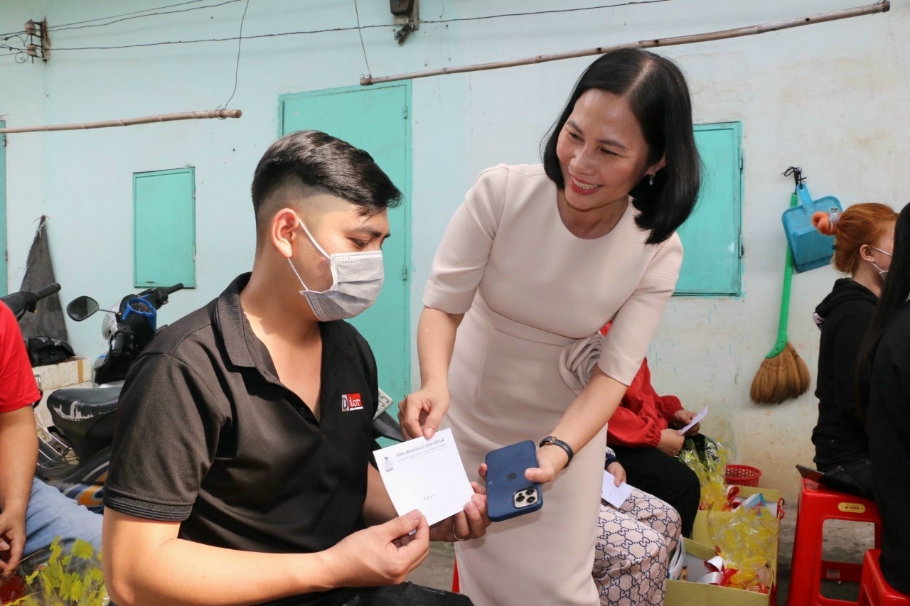 Công đoàn Bình Dương đến tận phòng trọ tặng quà Tết Nguyên đán cho công nhân lao động Công đoàn Bình Dương đến tận phòng trọ tặng quà Tết Nguyên đán cho công nhân lao động