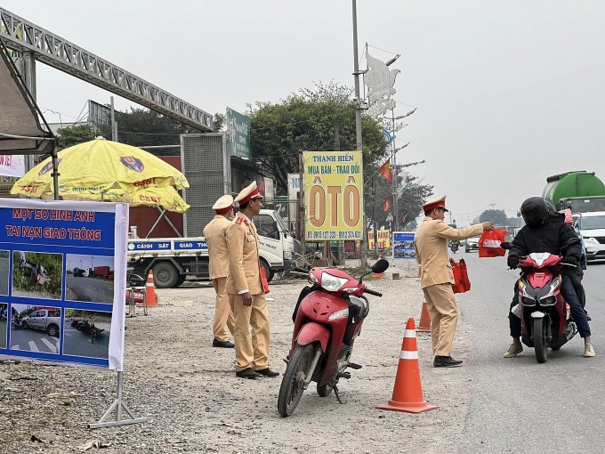 Các địa phương hỗ trợ người lao động trên đường về quê đón tết Nguyên đán