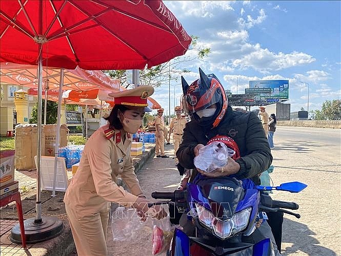 Các địa phương hỗ trợ người lao động trên đường về quê đón tết Nguyên đán