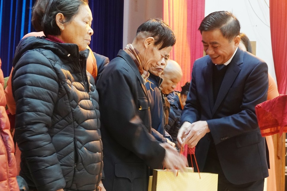 Chủ nhiệm UBKT Trung ương và Chủ tịch Tổng LĐLĐ Việt Nam trao quà Tết tại  Hà Tĩnh