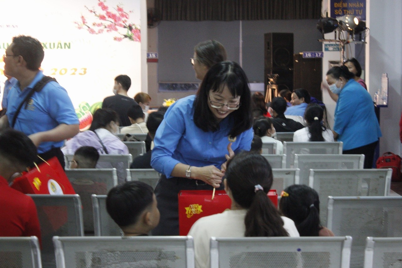 Chủ tịch LDLD TPHCM Trần Thị Diệu Thúy trao quà cho NLD trước khi lên chuyến Tàu mùa xuân.