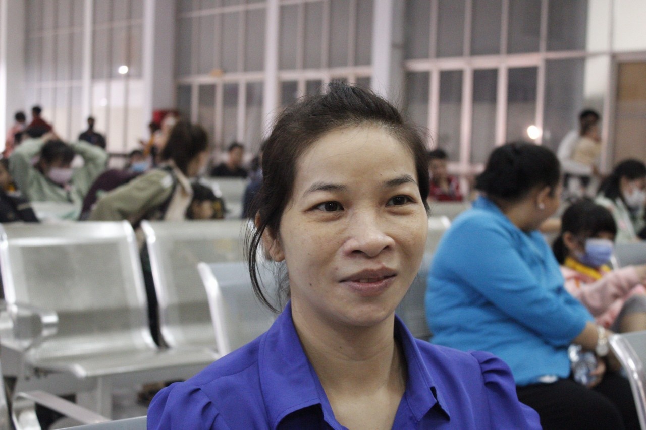 Chú thícha3nh: Chị Lê Thị Oanh,  người lao động xa quê 4 năm, lần đầu đến với Chuyến tàu mùa xuân. Anh: PV