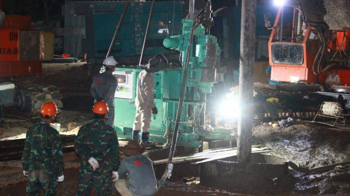 Vụ bé trai 10 tuổi ở Đồng Tháp: Đoạn thứ 2 trụ bê tông đã được đưa lên mặt đất