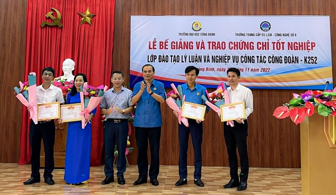 Suy nghĩ về đào tạo, bồi dưỡng cán bộ công đoàn trong điều kiện hội nhập Suy nghĩ về đào tạo, bồi dưỡng cán bộ công đoàn trong điều kiện hội nhập