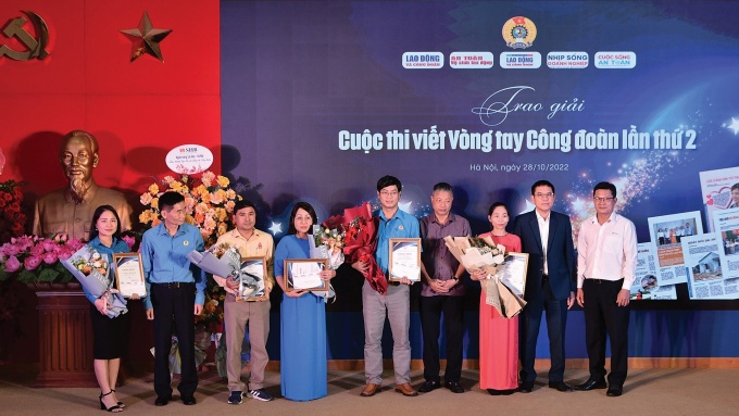 Vòng tay tin cậy, yêu thương Vòng tay tin cậy, yêu thương