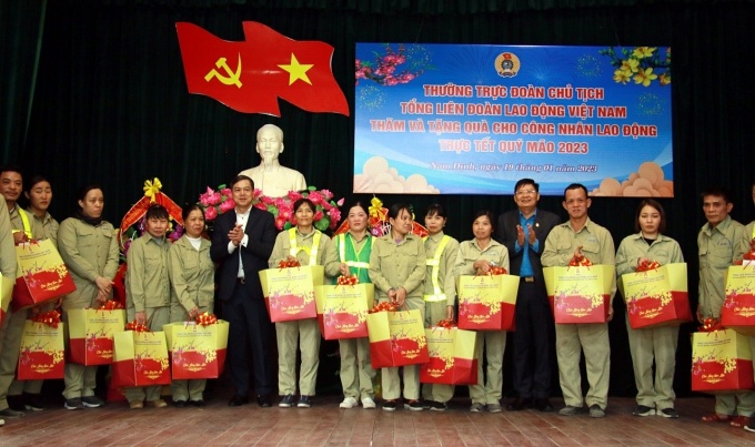 Tổng LĐLĐ Việt Nam tặng quà cho các đơn vị làm nhiệm vụ trực Tết