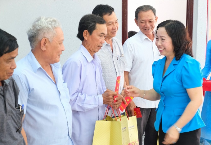 Phó chủ tịch Tổng LĐLĐ Việt Nam - Thái Thu Xương tặng quà người lao động Hậu Giang