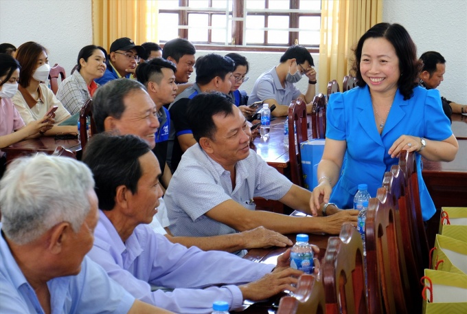 Phó chủ tịch Tổng LĐLĐ Việt Nam - Thái Thu Xương tặng quà người lao động Hậu Giang