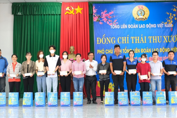 Phó chủ tịch Tổng LĐLĐ Việt Nam - Thái Thu Xương tặng quà người lao động Hậu Giang