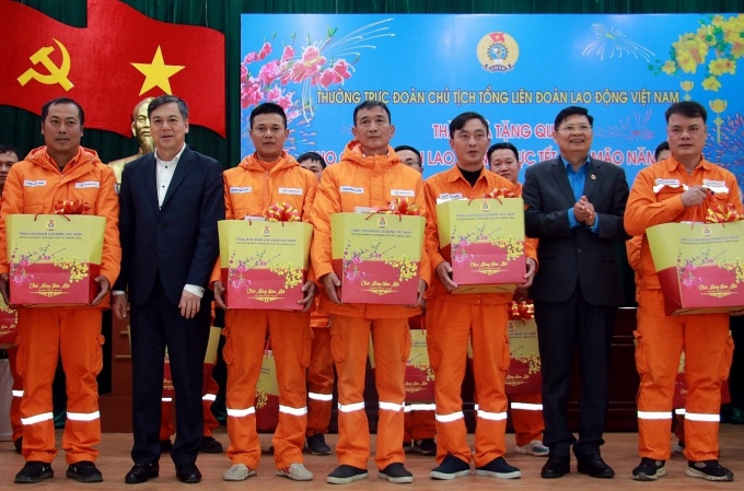 Tổng LĐLĐ Việt Nam tặng quà cho các đơn vị làm nhiệm vụ trực Tết