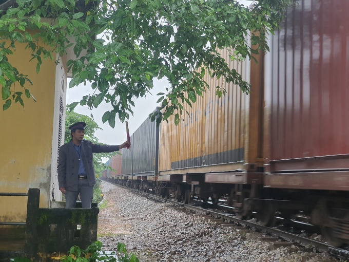 Những người đón Tết trên sân ga