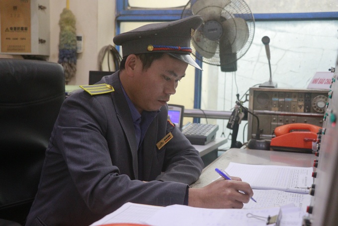 Những người đón Tết trên sân ga