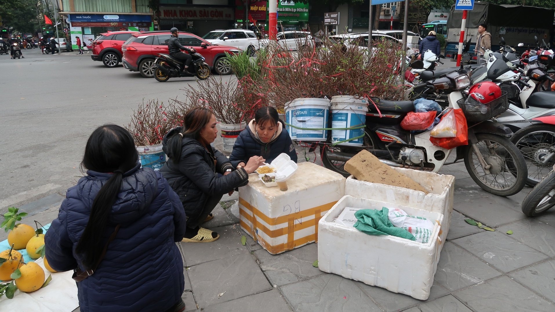 Không khí ngày 29 Tết: Tiểu thương lo lắng vì ế ẩm