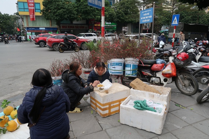 Không khí ngày 29 Tết: Tiểu thương lo lắng vì ế ẩm Không khí ngày 29 Tết: Tiểu thương lo lắng vì ế ẩm